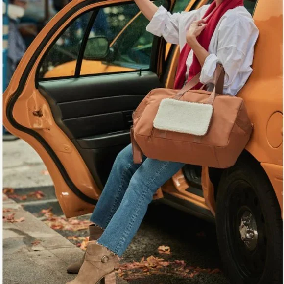 NWT DSW Exclusive Camuto Weekender Bag with removable faux shearling clutch - Picture 5 of 7